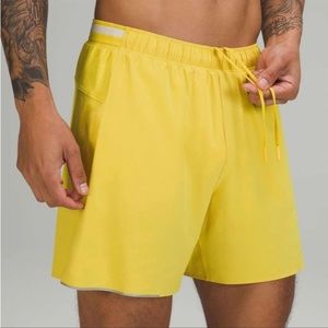 LULULEMON SURGE SHORTS. MENS. XL. YELLOW SERPENTINE.